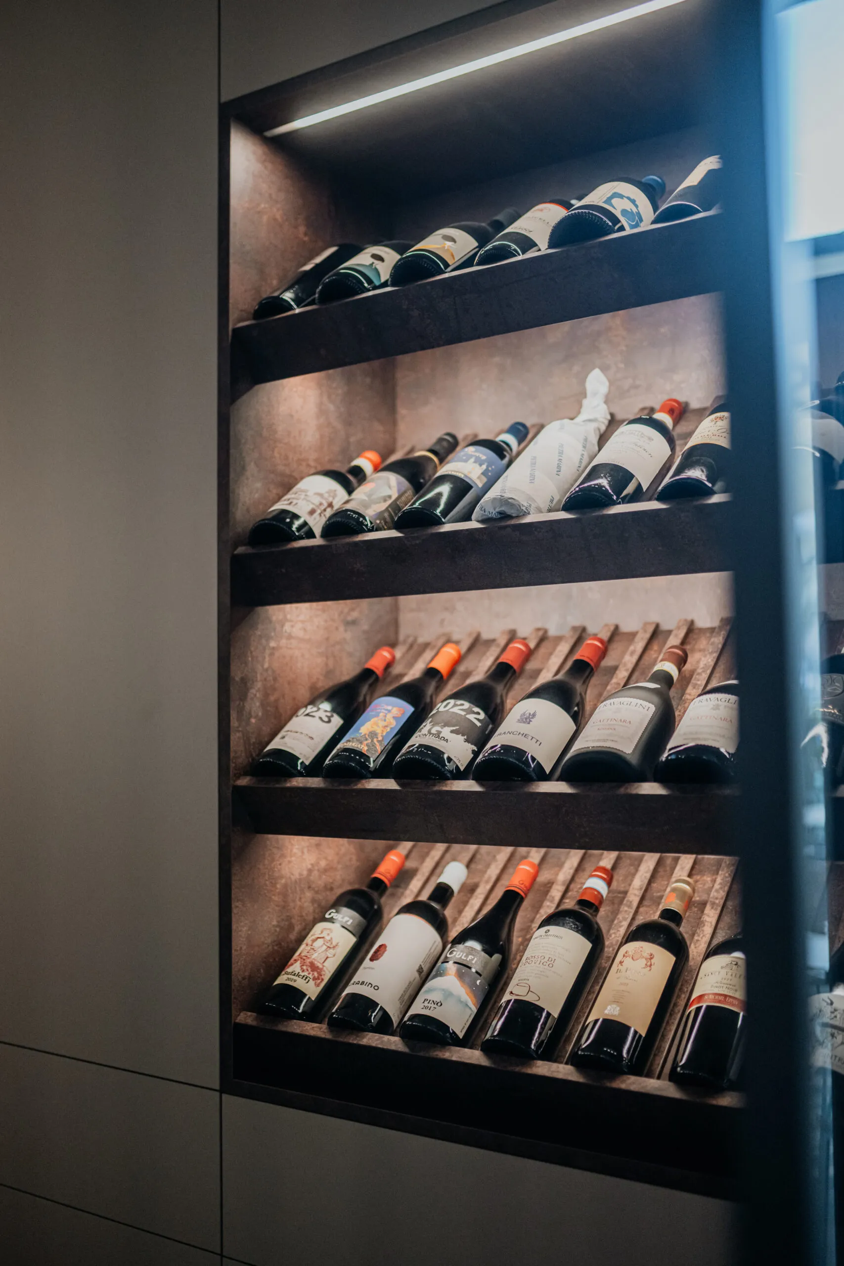 La cantina a vista con le bottiglie