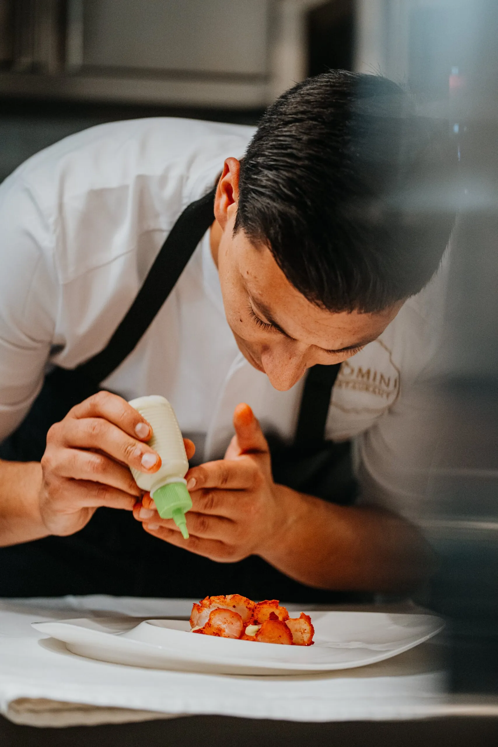 Lo chef rifinisce un piatto in cucina