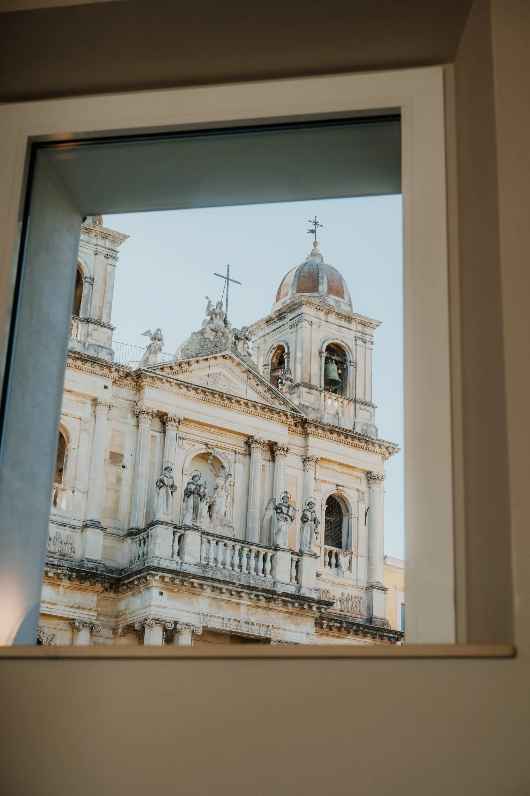 La chiesa barocca vista dalla finestra