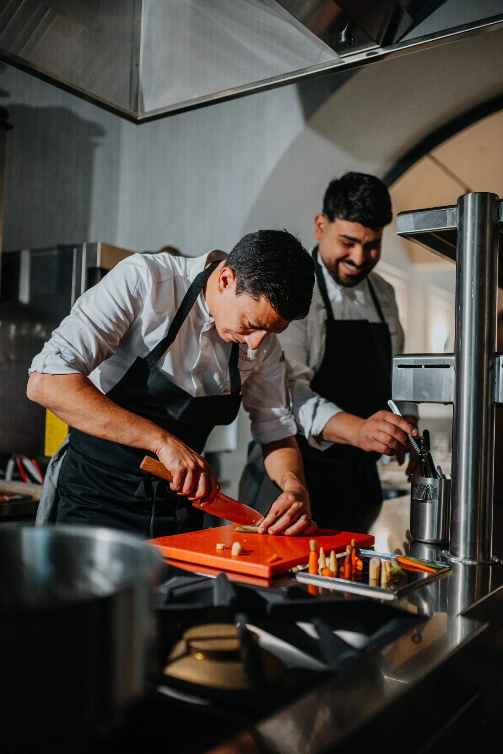La brigata al lavoro nella cucina a vista